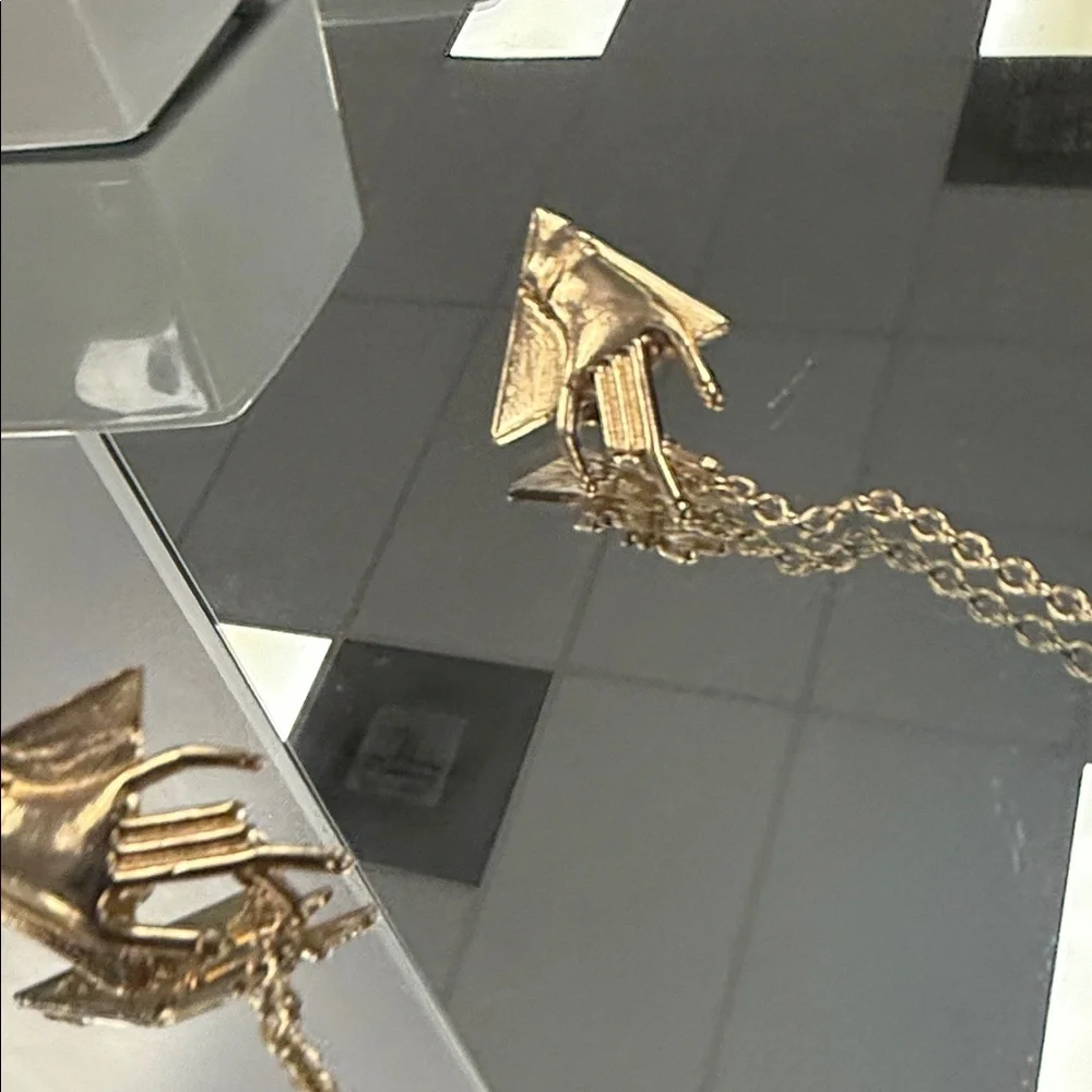 Gold Arrow Chain Brooch - Picture 3 of 4